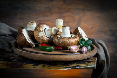 Şampiyon mantarları eski arkaplanda besin maddeleriyle kompozisyonda