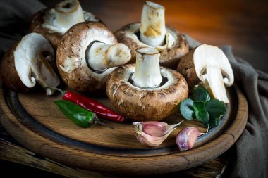 Şampiyon mantarları eski arkaplanda besin maddeleriyle kompozisyonda