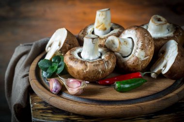 Şampiyon mantarları eski arkaplanda besin maddeleriyle kompozisyonda