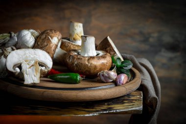 Şampiyon mantarları eski arkaplanda besin maddeleriyle kompozisyonda