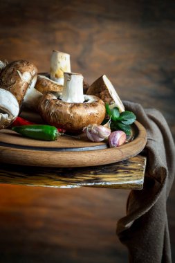 Şampiyon mantarları eski arkaplanda besin maddeleriyle kompozisyonda