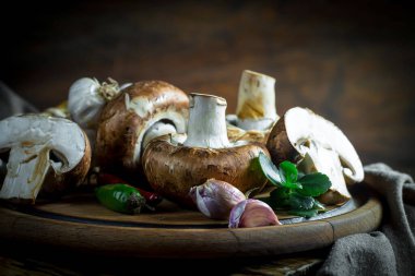 Şampiyon mantarları eski arkaplanda besin maddeleriyle kompozisyonda