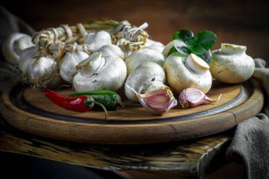 Şampiyon mantarları eski arkaplanda besin maddeleriyle kompozisyonda