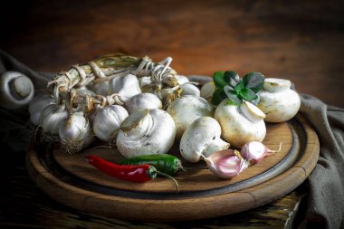 Şampiyon mantarları eski arkaplanda besin maddeleriyle kompozisyonda