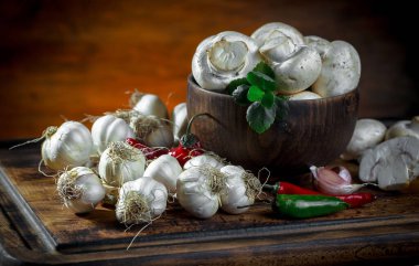 Şampiyon mantarları eski arkaplanda besin maddeleriyle kompozisyonda