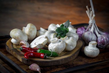 Şampiyon mantarları eski arkaplanda besin maddeleriyle kompozisyonda