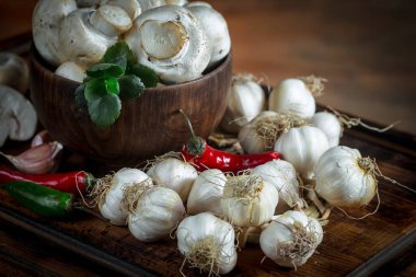 Şampiyon mantarları eski arkaplanda besin maddeleriyle kompozisyonda