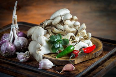 Şampiyon mantarları eski arkaplanda besin maddeleriyle kompozisyonda