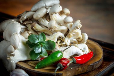 Şampiyon mantarları eski arkaplanda besin maddeleriyle kompozisyonda