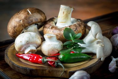 Şampiyon mantarları eski arkaplanda besin maddeleriyle kompozisyonda