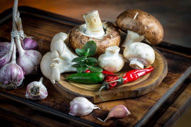 Şampiyon mantarları eski arkaplanda besin maddeleriyle kompozisyonda