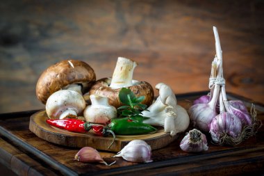 Şampiyon mantarları eski arkaplanda besin maddeleriyle kompozisyonda