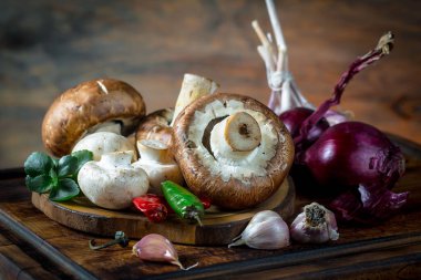 Şampiyon mantarları eski arkaplanda besin maddeleriyle kompozisyonda