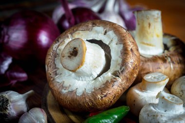 Şampiyon mantarları eski arkaplanda besin maddeleriyle kompozisyonda