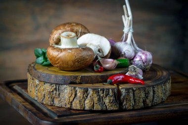 Şampiyon mantarları eski arkaplanda besin maddeleriyle kompozisyonda