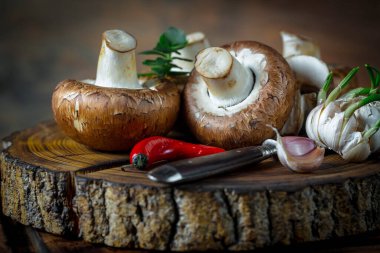 Şampiyon mantarları eski arkaplanda besin maddeleriyle kompozisyonda