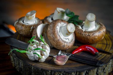 Şampiyon mantarları eski arkaplanda besin maddeleriyle kompozisyonda