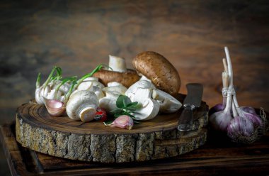 Şampiyon mantarları eski arkaplanda besin maddeleriyle kompozisyonda