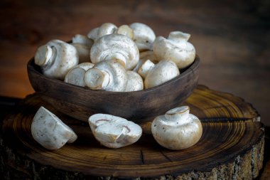 Şampiyon mantarları eski arkaplanda besin maddeleriyle kompozisyonda