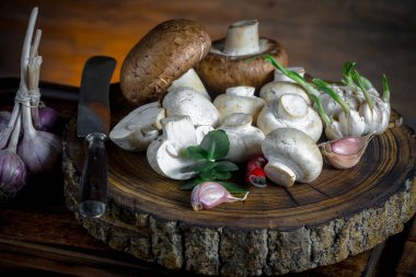 Şampiyon mantarları eski arkaplanda besin maddeleriyle kompozisyonda
