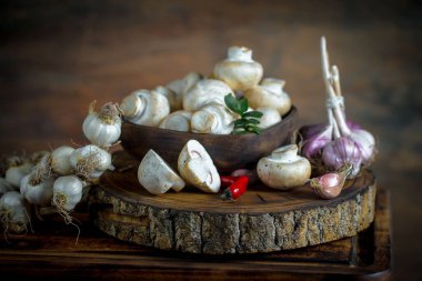 Şampiyon mantarları eski arkaplanda besin maddeleriyle kompozisyonda