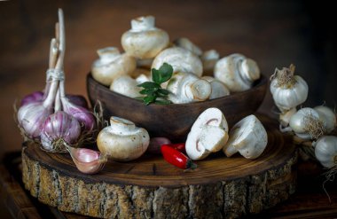 Şampiyon mantarları eski arkaplanda besin maddeleriyle kompozisyonda