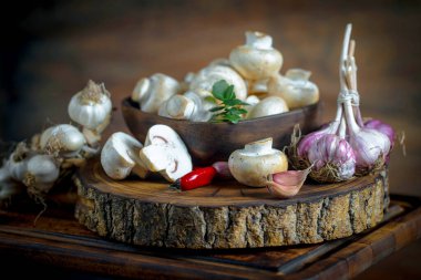 Şampiyon mantarları eski arkaplanda besin maddeleriyle kompozisyonda