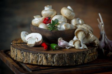 Şampiyon mantarları eski arkaplanda besin maddeleriyle kompozisyonda