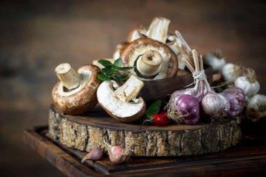 Şampiyon mantarları eski arkaplanda besin maddeleriyle kompozisyonda