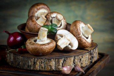 Şampiyon mantarları eski arkaplanda besin maddeleriyle kompozisyonda