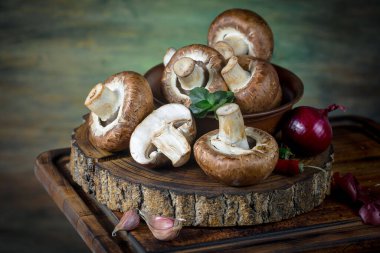 Şampiyon mantarları eski arkaplanda besin maddeleriyle kompozisyonda