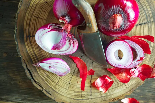 Çiğ soğan, eski bir arka planda kompozisyon