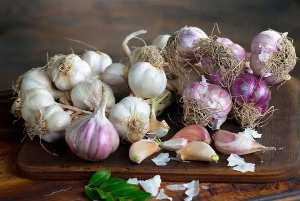 Mutfakta siyah arka planda sarımsak. Baharatlı bir sebze.