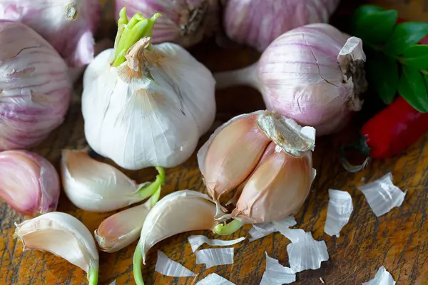 Mutfakta siyah arka planda sarımsak. Baharatlı bir sebze.