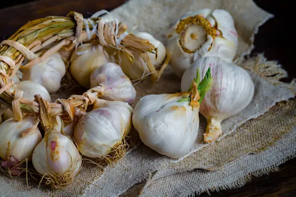 Mutfakta siyah arka planda sarımsak. Baharatlı bir sebze.
