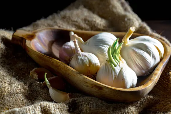 Mutfakta siyah arka planda sarımsak. Baharatlı bir sebze.