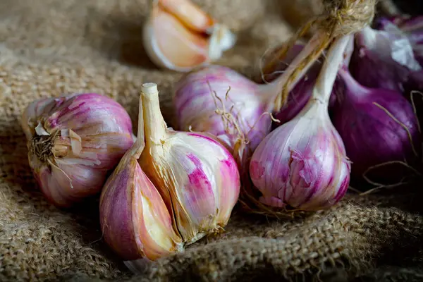 Mutfakta siyah arka planda sarımsak. Baharatlı bir sebze.