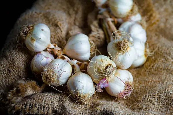 Mutfakta siyah arka planda sarımsak. Baharatlı bir sebze.
