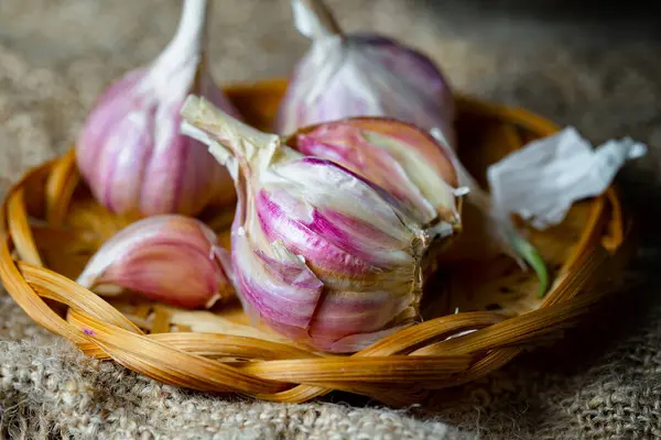 Mutfakta siyah arka planda sarımsak. Baharatlı bir sebze.
