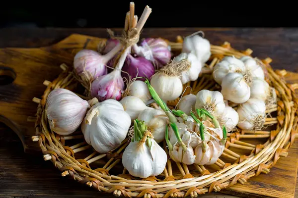 Mutfakta siyah arka planda sarımsak. Baharatlı bir sebze.
