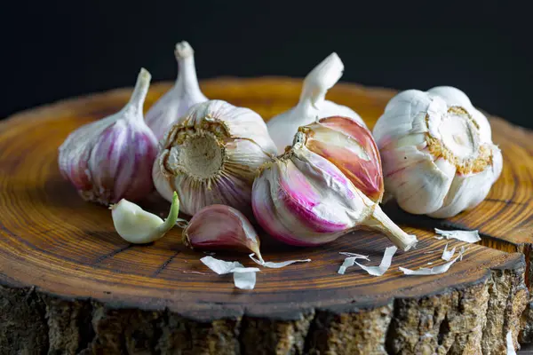 Mutfakta siyah arka planda sarımsak. Baharatlı bir sebze.