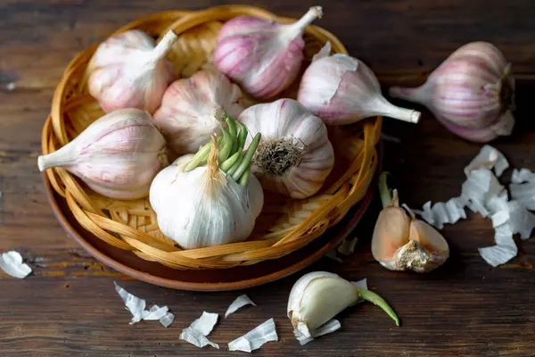 Mutfakta siyah arka planda sarımsak. Baharatlı bir sebze.