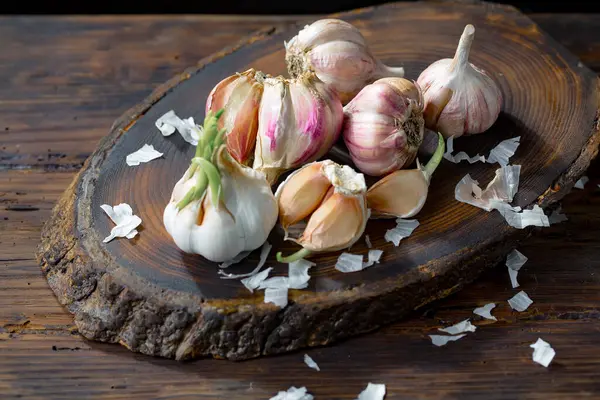 Mutfakta siyah arka planda sarımsak. Baharatlı bir sebze.