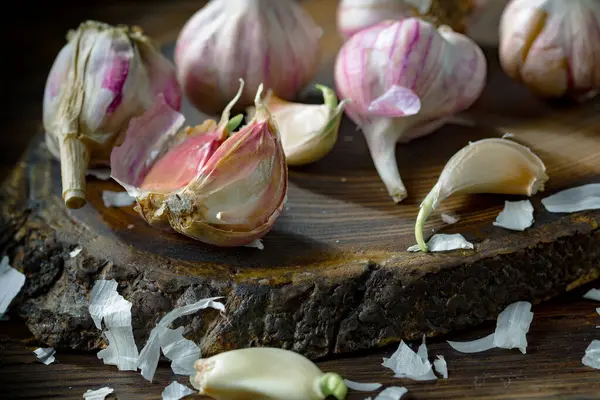 Mutfakta siyah arka planda sarımsak. Baharatlı bir sebze.