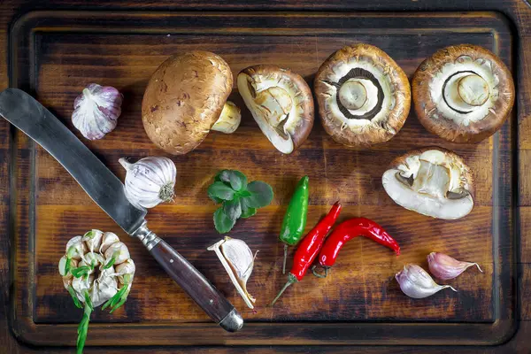 Şampiyon mantarları eski arkaplanda besin maddeleriyle kompozisyonda