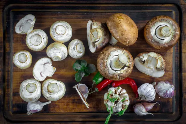 Şampiyon mantarları eski arkaplanda besin maddeleriyle kompozisyonda