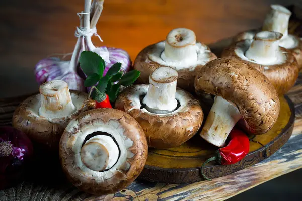 Şampiyon mantarları eski arkaplanda besin maddeleriyle kompozisyonda