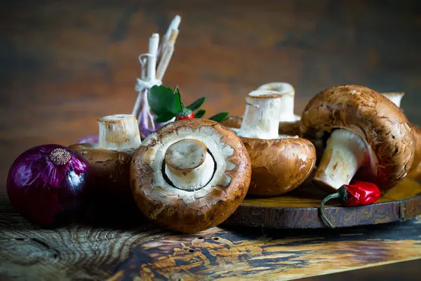 Şampiyon mantarları eski arkaplanda besin maddeleriyle kompozisyonda