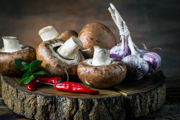 Şampiyon mantarları eski arkaplanda besin maddeleriyle kompozisyonda