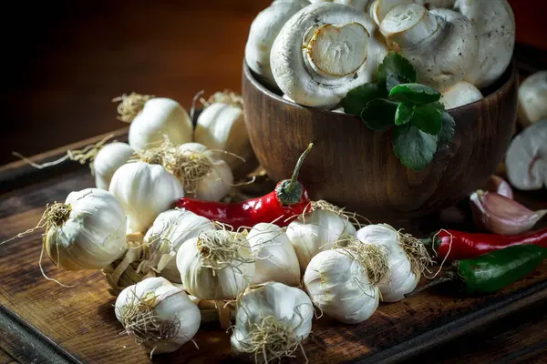 Şampiyon mantarları eski arkaplanda besin maddeleriyle kompozisyonda